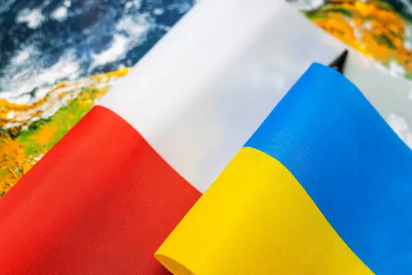 Flaggen Polens Und Der Ukraine Vor Dem Hintergrund Der Welt — Stockfoto