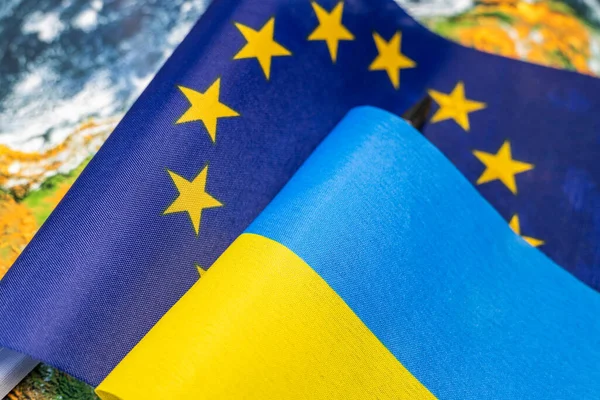 Bandeiras União Europeia Ucrânia Contexto Globo Conceito Económico Político Cooperação — Fotografia de Stock