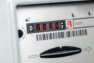 Elektrik 2024, yeni yılda enerji fiyatı, ekonomik konsept, elektrik artışı, 2024 yılına ait kırmızı haneli rakamları gösteren ev sayacı