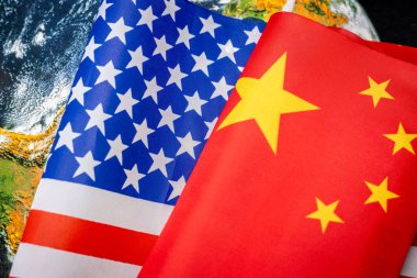 Dünyanın arka planına karşı Amerikan ve Çin bayrakları, dünyadaki siyasi durum ve ekonomik güçlerin karşılıklı ilişkileri kavramı