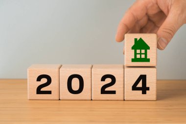 2024, konut piyasası analizi, inşaat maliyeti, apartman fiyatları, daire kirası, ipotek oranı, iş ve finans konsepti, tipografi, tarihi ve ev ikonu olan tahta bloklar, kopyalama alanı