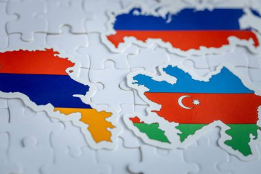 Beyaz bulmaca parçalarının arka planında Ermenistan, Azerbaycan ve Rusya 'nın şekilleri ve bayrakları, kavram, siyasi bulmaca, Zor İlişkiler, ülkeler arasında büyüyen ihtilaf.
