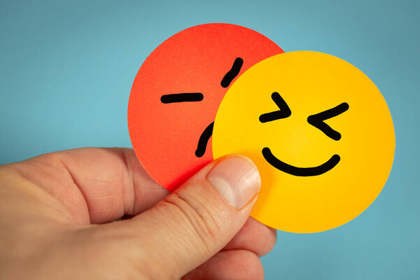 Злое и счастливое лицо, человеческие эмоции, раскрашенные вручную выражения лица, позитивное отношение и злобное выражение лица, изменение эмоций, синий фон