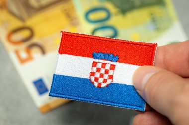 Hırvatistan 'ın avro sembolü ve Hırvatistan' ın arkaplanındaki 50 ve 100 avroluk banknotlar, Hırvatistan 'ın Avro Bölgesi üyeliği, Avrupa Birliği' nin ortak para birimi, Avro Bölgesi genişlemesi karşısında el ele tutuştu