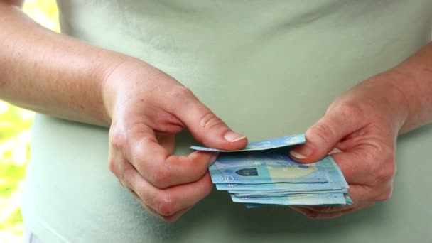 女性は彼女の手に20ユーロ紙幣 金融シンボル ビジネスコンセプト 欧州連合の紙幣を数えます — ストック動画