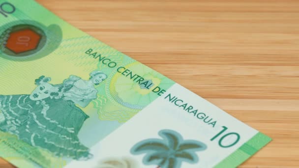 ニカラグアのお金 テーブルの上に置かれた様々な紙幣 ニカラグアコルドバの通貨 金融コンセプト — ストック動画