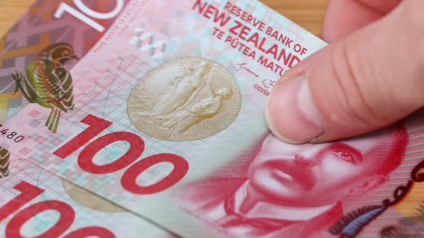 Nieuw Zeelandse Dollars Een Voor Een Tafel Gelegd Het Tellen — Stockvideo