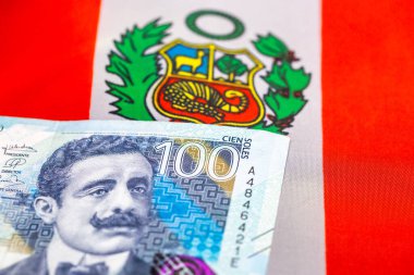 Peru bayrağı ve 100 Peru banknotu, iş ve ekonomi konsepti, Peru para sembolü