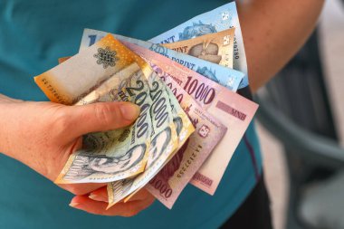 Macaristan parası, bir avuç Macar Forints 'i elinde tutan kadın, çeşitli banknotlar, finansal konsept