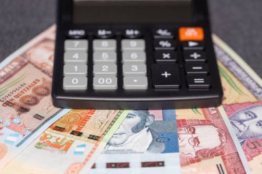Guatemala parası, hesap makinesi ve Guatemala quetzal banknotları, iş konsepti, finansal hesaplar