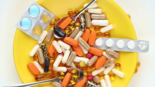 Otočný Žlutý Talíř Lžícemi Plnými Léků Doplňků Zdravotní Koncept Nadměrná — Stock video