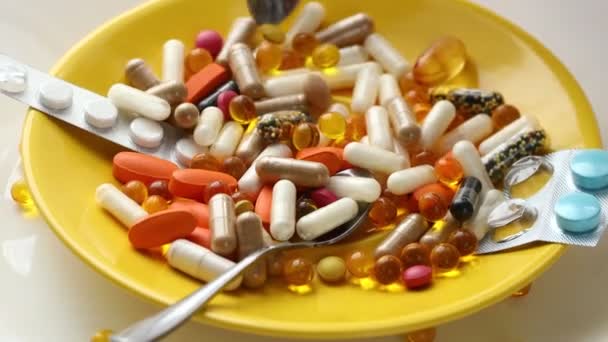 Rotierender Gelber Teller Mit Löffeln Voller Medikamente Und Nahrungsergänzungsmittel Gesundheitskonzept — Stockvideo