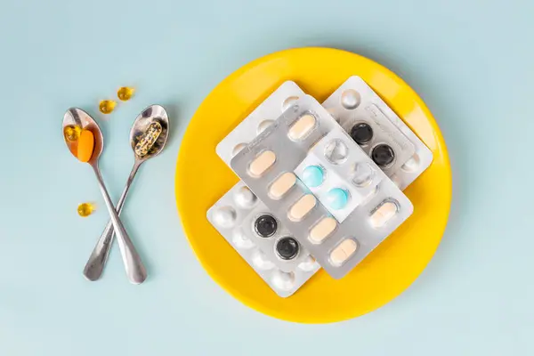 Abuse Medications Supplements Spoons Yellow Plate Full Pills Take Health — Stock Photo, Image