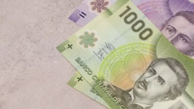 Şili parası, Şili pezosu, nakit sayma, çeşitli kağıt banknotlar, kapatın.