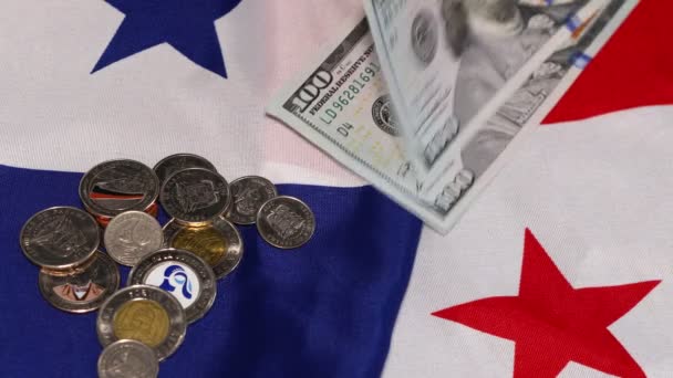 Панамские Финансы Горстка Панамских Монет Бальбоа Лежащих Флаге Панамы 100 — стоковое видео