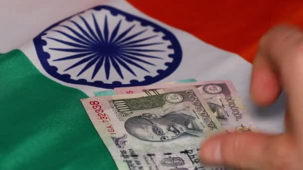 Индия Финансы Человек Считает Индийские Рупии Помещает Индийский Флаг Экономическая — стоковое видео