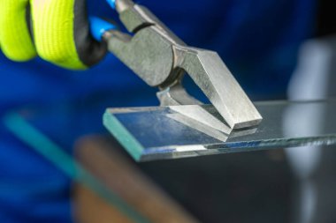 Bir cam kırıcı, özel bir şalter kullanarak küçük kalın bir cam parçasını elle kırar. Camları kapatın.