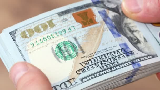 Eine Menge Dollar Mann Spielt Mit Einem Bündel Amerikanischen Geldes — Stockvideo