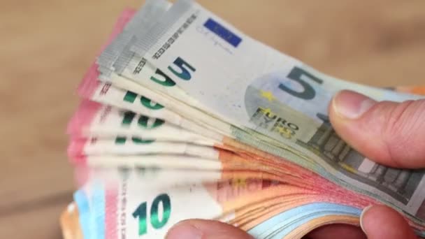 ユーロマネー 手のユーロ紙幣のスタック ヨーロッパ連合のユーロ圏の共通通通貨 金融コンセプト クローズアップ — ストック動画
