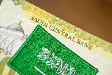 Suudi Arabistan bayrağı ve banknotunda Suudi Merkez Bankası, Finansal iş konsepti, Suudi Arabistan para