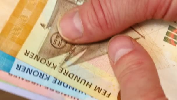 ノルウェーのお金 ノルウェーのクローネ 手元の様々な紙幣 ノルウェーの通貨システム コンセプト 世帯予算 銀行と金融決済 — ストック動画