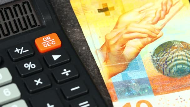 スイスのスイスフランの金融決済は 計算機 コンセプト 世帯予算 税金決済 経費分析の隣で差し引かれた — ストック動画
