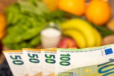 Avrupa Birliği 'nde gıda fiyatları, Ekonomik konsept, çeşitli gıda ürünlerinin arka planına karşı Avro banknotları, Avro Bölgesi sakinlerinin yaşam masrafları