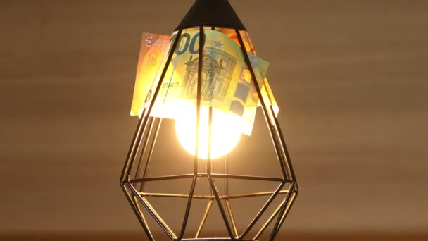 欧州連合のエネルギー Eu諸国での電気価格の増加 経済コンセプト ユーロ紙幣で作られた光ランプシェードをオン グリーン取引 — ストック動画
