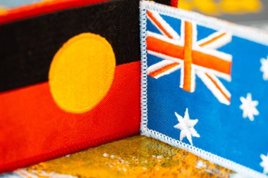 Aborjin ve Avustralya bayrağı. Kavram, ortak arazi. Avustralya 'nın yerlilerine karşı yerleşimcilerin sorumluluğu, yakın mesafede.