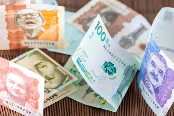 Kolumbijskie Banknoty Pesos Rozrzucone Stole Kolumbijskie Pieniądze Koncepcja Finansowa Zdjęcie Stockowe