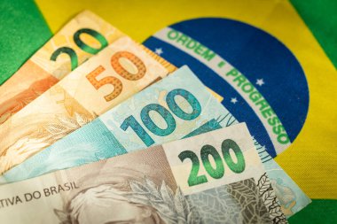 Ulusal bayrağın arka planında Brezilya parası, Brezilya Sembolleri, ekonomik konsept