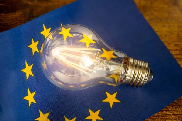 Eine Glühende Glühbirne Die Der Mitte Der Flagge Der Europäischen Stockfoto