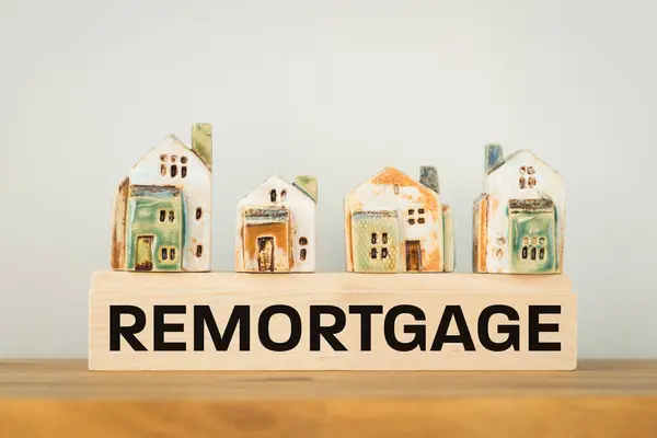 Remortgage 一个写在带有小型房屋的木块上的词 房地产业务和金融概念 复制空间 — 图库照片