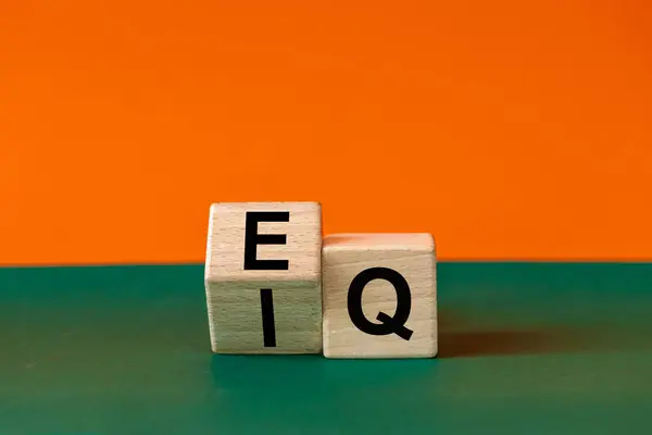 Ei或Eq图标 一块木制的方块 上面有一个字 既显示情商的符号 又显示情商的符号 漂亮的绿色和橙色背景 复制空间 心理和教育或情商 — 图库照片