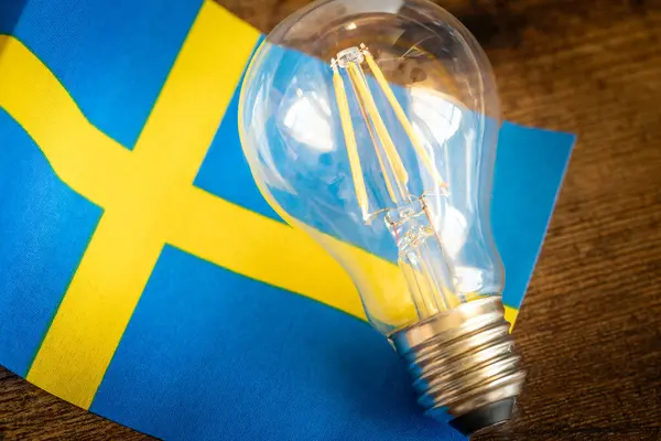 Uma Lâmpada Brilhante Que Encontra Meio Bandeira Sueca Conceito Preços — Fotografia de Stock