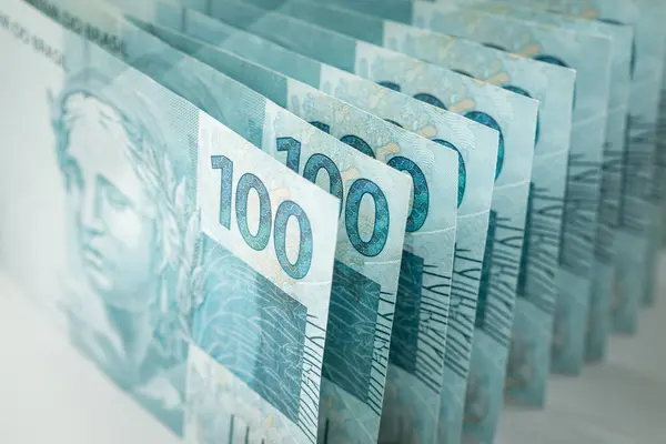 Бразильские Деньги Стопка Банкнот 100 Реалов Стоящих Гармонии Вертикально Столе Стоковое Изображение