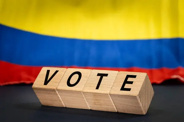 Колумбия Голосует Слово Голосуйте Деревянных Блоках Фоне Флага Колумбии Концепция Лицензионные Стоковые Изображения