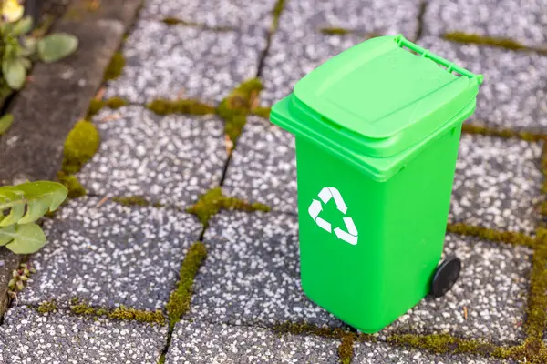 Miniatur Hijau Sampah Untuk Limbah Biodegradable Berdiri Trotoar Konsep Pemisahan Stok Gambar