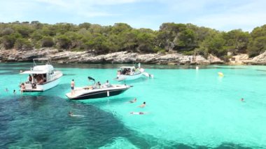 Menorca Cala en Turqueta plajı. Balear Adaları, güzel sular, beyaz uçurumlar ve güzel kıyılar tatil için bir yer. 30 Mayıs. 2024. İspanya, Menorca Adası