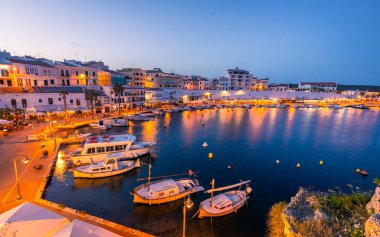 İspanya 'nın Menorca kentindeki Es Castell kasabasında akşam manzarası, Balearic Adaları, Blue hour, Holiday Resort. Es Castell, 26 Mayıs 2024 İspanya