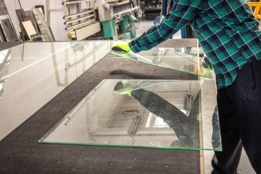 Camcı camı cam fabrikası Concept, Industry ve Crafts 'ın masasına koyar.