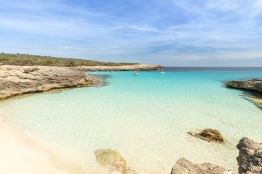 İspanya 'daki Menorca Adası' nda pembe kumlu küçük bir sahil manzarası, tatil manzarası, Avrupa kıyıları.