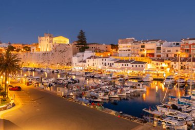 Limanın gece panoraması ve İspanya 'nın Menorca kentindeki Ciutadella kasabası, Balear Adaları