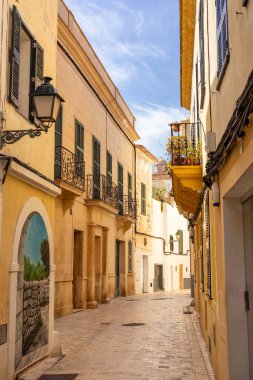 Ciutadella, Menorca Adası, Eski şehrin büyüleyici ve pitoresk caddeleri. İspanya 'daki Balear Adalarının Akdeniz mimarisi