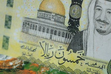 Suudi Arabistan parası, dünyanın arka planına karşı 50 Suudi Riyal banknotu, finans piyasası kavramı