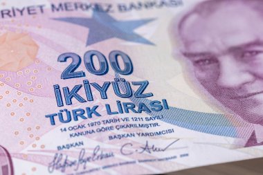 100 / 5 İngiltere parası, İngiliz kadın elinde İngiliz poundu, ekonomik konsept, İngiltere finans