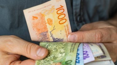 Arjantin parası, Arjantin pezosu, nakit para, finansal iş konsepti, Arjantin 'de kazanç ve ev bütçesi, kapanış.