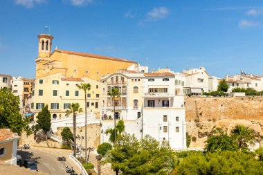 Mahon 'un eski kasaba manzarası. Menorca, İspanya, Balearic Adaları 'ndaki tarihi mimari ve atmosfer sokakları