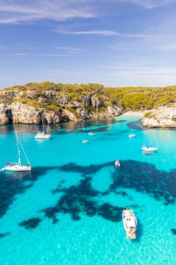 Balear Adaları 'ndaki Menorca Adası. Sahillerden oluşan bir sahil manzarası ve güzel turkuaz su..