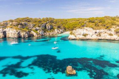 Balear Adaları 'ndaki Menorca Adası. Sahillerden oluşan bir sahil manzarası ve güzel turkuaz su..
